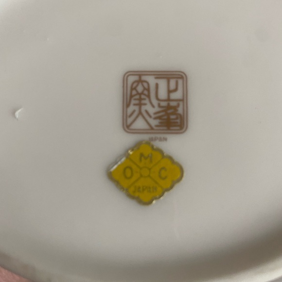 Japanese Peacock Porcelain Vase w gold trim - Picture 5 of 5